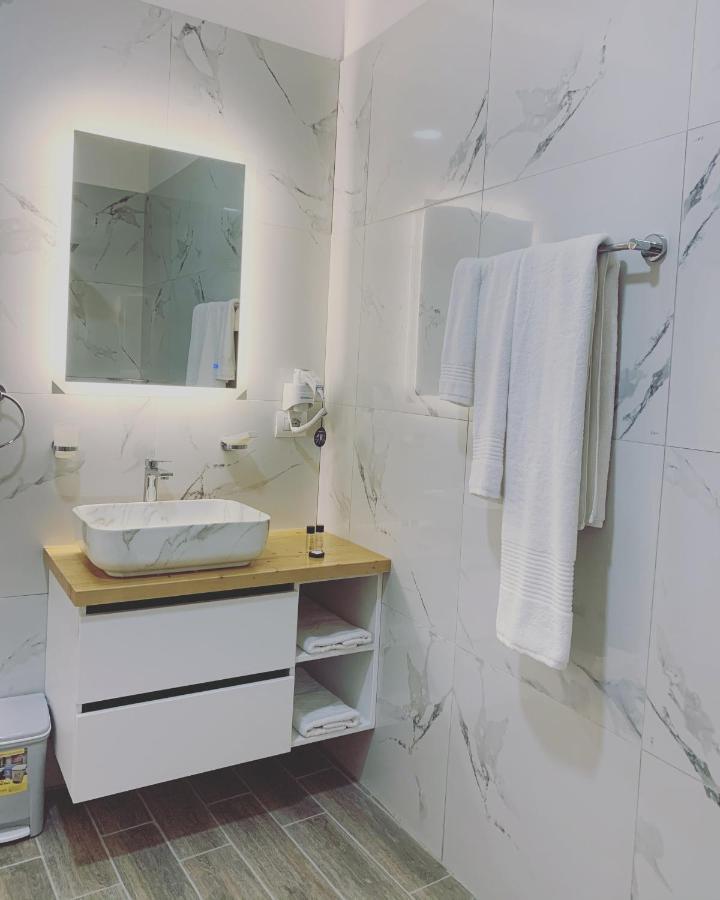 Belux Hotel Тирана Екстер'єр фото