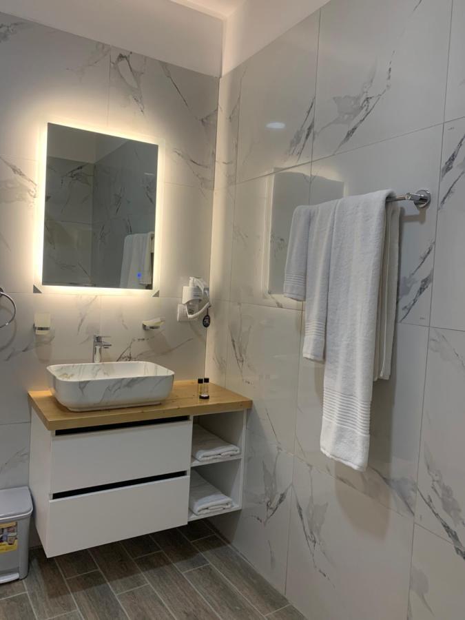 Belux Hotel Тирана Екстер'єр фото