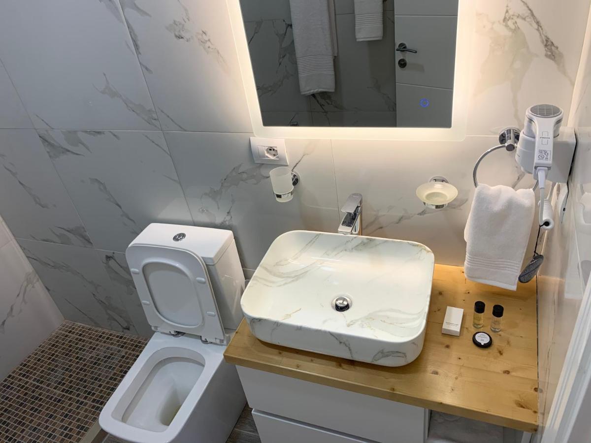 Belux Hotel Тирана Екстер'єр фото